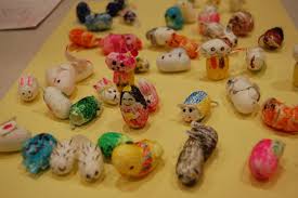 繭人形も愛らしく 児童らの作品並ぶ | 話題 | カナロコ by 神奈川新聞