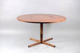 A butterfly leaf round room dining table has an extension leaf in the centre. Mid Century Round Rosewood Dining Table With Rotating Tablet Bei Lieber Mobel Kaufen