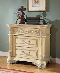 Canopy beds were once a statement of luxury. Meridian Sienna King Size Post Bedroom Set In Cream 2 Night Stands Traditional Sienna Post Set Ek Set 3