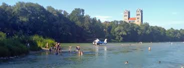 Wenn der polizeihubschrauber über münchen kreist, versetzt das spätestens seit dem amoklauf im. Medizinischer Notfall Hubschrauber Landet In Isar Das Offizielle Stadtportal Muenchen De