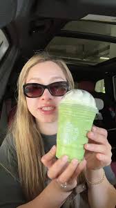 Ice matcha con strawberry cold foam & double smoke sandwish🤌🏻 #starbucks  #starbucksdrinks #starbies #dianadlh #fyp