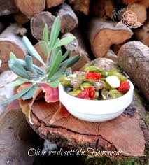 Lavare e asciugare le olive e snocciolarle. Olive Verdi Sott Olio Home Made La Ricetta Di Famiglia Rose Passion