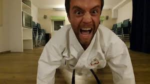 WIR BLEIBEN IN BEWEGUNG: Karateübungen für Zuhause