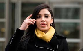 1 emma coronel, a la derecha, sale de la corte federal en el distrito de brooklyn de nueva york con sus hijas emali guadalupe y maría joaquina, el martes 26 de junio de 2018. Detienen A Emma Coronel Esposa De Joaquin El Chapo Guzman Clase