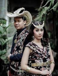 Ia merupakan anak ketiga dan putra pertama dari bapaknya soemitro djojohadikusumo yang berasal dari kebumen, jawa tengah dan ibunya dora marie sigar, yang lebih dikenal sebagai dora soemitro yaitu seorang wanita kristen protestan berdarah minahasa, yang berasal dari keluarga maengkom di langowan, sulawesi utara. 0 Baju Adat Indonesia Ideas