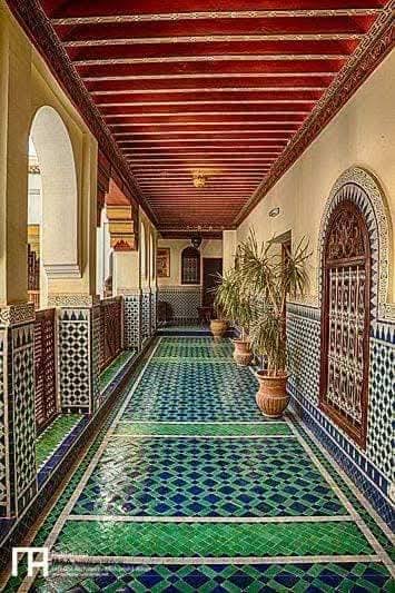 La d&eacute;coration en zellige marocain 🏛️ : un art ancestral aux couleurs et formes vibrantes ! Le zellige, avec ses mosa&iuml;ques color&eacute;es et ses motifs g&eacute;om&eacute;triques uniques, transforme chaque espace en une