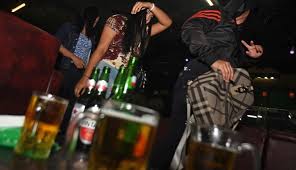 Jika diibaratkan, mungkin seperti nasi kucing yang nggak ada karetnya, berantakan sekali isinya. Gambar Kata Kata Orang Lagi Mabuk Kumpulan Kata