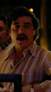 ¿Plata o plomo? Wagner Moura como Pablo Escobar interpretado el tema ‘Tuyo’  de Rodrigo Amarante en #Narcos 🇨🇴 ¿Quién era fan de la serie?