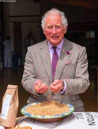 Le Prince Charles Visite Le Moulin A Farine Bio Qui Moud Les Cereales De Sa Ferme
