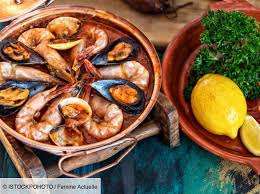 Tous En Cuisine La Recette De La Cataplana Aux Fruits De Mer De Cyril Lignac En 2020 Plats En Cocotte Cuisine Recettes Aux Fruits