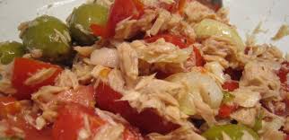 Se conduci un ristorante, una pizzeria o un servizio di catering aziendale, non perdere l'occasione di fare felici i tuoi clienti con i cibi della tradizione calabrese e le eccellenze italiane! Insalata Con Cipolle Di Tropea Pomodori Tonno E Olive