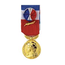Les dates limites de dépôt des demandes : Medaille Du Travail 35 Ans Trophee Pas Cher Com