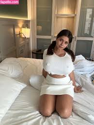 emmaquinnok nude neon lights