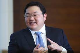 1mdb is currently funding large development projects such as the tun razak exchange, set to be a financial hub, and the bandar malaysia project, a project on 24 july, the home ministry suspended the edge and the financial daily for three months. Malaysia S The Edge Challenges Jho Low Accuses Singapore S Straits Times Of Aiding Spin Over 1mdb Role South China Morning Post