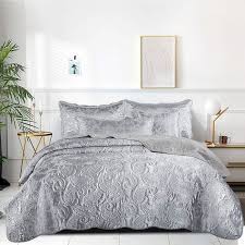 Tendance et confortable, le tissu matelassé d'ameublement est un tissu particulièrement apprécié pour réaliser des confections sur mesure de boutis, jetés de canapé mais aussi de plaids, coussins et têtes de lit ! Couvre Lit Matelasse Jacquard 3 Pieces Lit Jeter En Satin Gris Argente Double Taille 220 X 240 Cm 2 Taies D Oreiller 50x70cm Cdiscount Maison