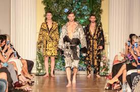 Top notes are mint, candy apple, lemon and mandarin orange; Show Order Homage To Gianni Versace Textilmitteilungen