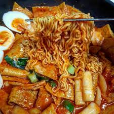 Makanan Korea Korean Food On Instagram Rabokki Kombinasi Antara Mie Dan Tteokbokki Super Enak Wajib Dicoba Halal Rabokki I Love Food Food Korean Food