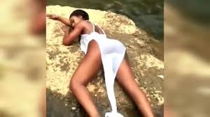 Hii ni ya wakubwa tu baikoko kibaokata kanga moko kanga moja wachuana vikali washinda kuingiza chupa gomola mix tanzania, 11/10/2019. Very Hot Baikoko Style Dance Kisingeli Kanga Moko Coub The Biggest Video Meme Platform