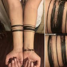 These are a great addition to any outfit and are so much less painful than the real thing! Von Schlicht Minimalistisch Bis Kraftvoll Dynamisch Armband Tattoos Sind In Der Internationalen Tattoo Pinselstrich Tattoo Armband Tattoos Armband Tattoo