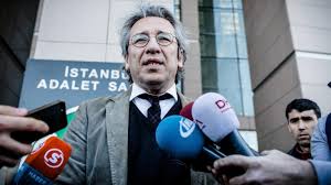 Can dündar, bekannt als ehemaliger chefredakteur der türkischen tageszeitung cumhuriyet, lebt seit jahren im exil in berlin. Schusse Auf Can Dundar Bei Prozess In Istanbul B Z Berlin