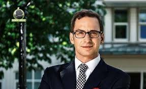 Koç üniversirtesi mütevelli heyeti'nde koç ailesi mensubu olarak bulunan üç kişiden bir tanesi. Koc Bile Boyle Diyorsa Tr724