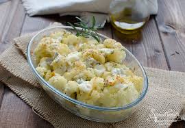 Oggi vi lascio una ricetta semplice e abbastanza veloce. Cavolfiori Gratinati Ai Formaggi Senza Besciamella Secondi