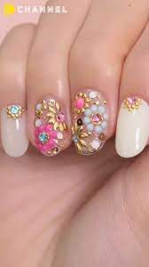 まるで宝石みたい カラフルストーンでつくるフラワーネイル c channel 3d ネイル 花 ネイルデザイン フラワーネイル