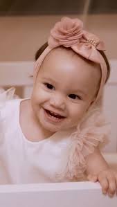 É bonito e profundo demais presenciar e sentir todo cuidado, dedicação e  amor que você tem por nosso filho. Parece que a eternidade pousou sobre o '  nosso abraço a três '