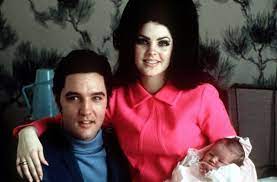 Presley erhält für den fernsehauftritt mit 125.000 dollar die bis dato höchste gage, die je ein künstler für einen fernsehauftritt bekommen hat. Elvis Und Priscilla Die Frau Im Schatten Des King Panorama Stuttgarter Nachrichten