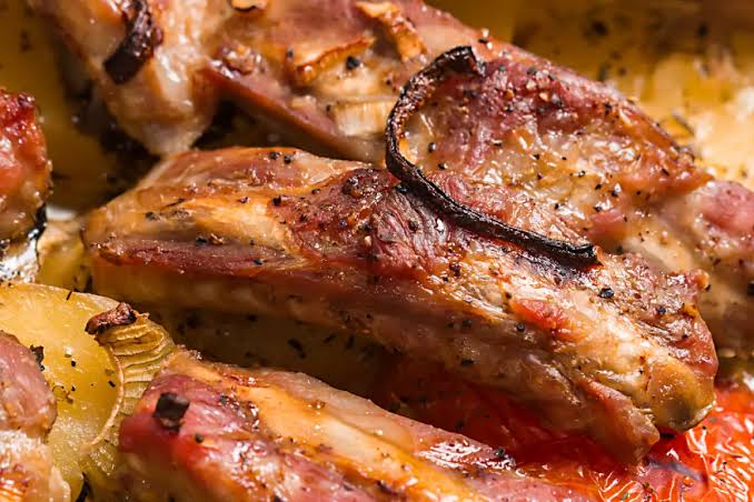 Svinjska rebra sa krompirom u vatrostalnoj činiji