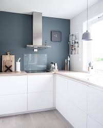 Mur Gris Bleu Sur Cuisine Blanche Contraste Interior Design Kitchen Kitchen Interior Home Kitchens