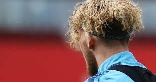 Harvey elliott made his liverpool debut on wednesday but not everything about him impressed former reds winger harry kewell. Harvey Elliott With Jurgen Klopp Before The Final Trailer