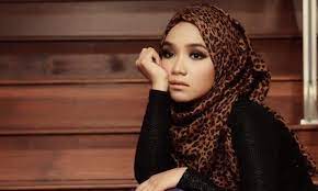 20 artis wanita bertudung tercantik di malaysia no 3 perempuan tercantik bertudung, kaki merupakan salah satu aurat seorang wanita muslimah jadi sebelum anda melangkah keluar pastikan anda memakai stokin sekarang pelbagai variasi warna dan corak stoking yang ada di pasaran baju. Alhamdulillah Senarai Artis Malaysia Yang Telah Berhijrah Bertudung Azhan Co