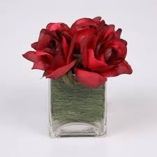 How to arrange flowers in a short square vase. Red Roses In Square Vase