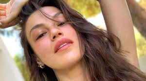 2006 yılından itibaren 13 sezon bu dizide rol almayı sürdüren yüsra geyik, şimdiye dek 8 film ve dizide çeşitli karakterleri canlandırmıştır. Arka Sokaklar Dizisinin Zelis I Yusra Geyik Ten Cok Cesur Pozlar Husnu Coban Gormesin Yusra Geyik Fotograflar