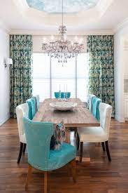 Alternating Turquoise And White Chairs Surround A Long Rustic Dining Table While A Sophisticated C Sala De Jantar Turquesa Sala Turquesa Decoracao Sala Estar