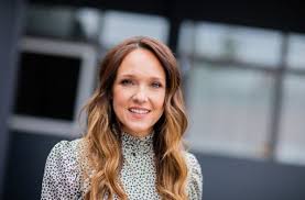 Her younger brother david kebe is also a comedian. Carolin Kebekus Komikerin Kritisiert Katholische Kirche Kultur Stuttgarter Zeitung