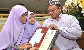 Insan positif yang dicadangkan adalah mengikut kerangka islam iaitu cemerlang di dunia dan akhirat. Ibu Ini Kongsi 11 Rahsia Didik Anak Sukses Dalam Akademik Hafazan Quran
