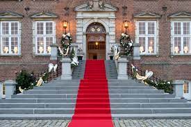 See more of caroline stanbury on facebook. Caroline Stanbury Shows Off Dubai Birthday Balloons Video Style Living