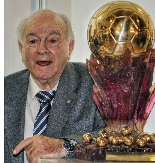 Hôm nay, cách đây 30 năm, Alfredo Di Stefano đã thắng giải Quả bóng vàng  danh dự (Super Ballon d'Or). Alfredo Di Stefano được trao giải Quả bóng  vàng danh dự. Cho