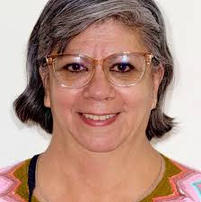 A pesar de sus diferencias, compartían cada amanecer entre risas y  silencios. La tortuga vivía en la tierra firme, lenta y paciente. El  colibrí volaba entre flores, veloz y lleno de vida.