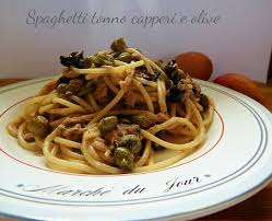 Mentre la pasta cuoce affettate sottilmente la cipolla rossa, sminuzzate il prezzemolo, liberate l'aglio dalla pellicola secca e tagliatelo a metà, lavate e sgocciolate bene i capperi. Spaghetti Tonno Capperi E Olive I Sapori Di Casa