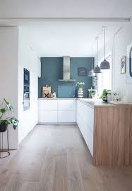 Belle Cuisine Lumineuse Avec Un Magnifique Mur Bleu Chaud Ikea Kitchen Design Blue Kitchen Walls Bright Kitchens