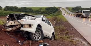 Caminhonete sai da pista e colide contra barranco na BR-163; motorista é socorrido pela concessionária