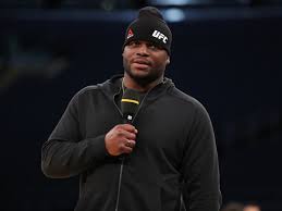 Regarding his nationality, he is on april 19, 2014, derrick lewis made his debut in the ufc at the event of fox: Derrick Lewis Vs Daniel Cormier Ufc 230 Training Background Sports Illustrated