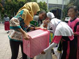 Department of islamic economics (eksyar), faculty of economics and business, universitas airlangga (feb unair), has become a. Febri Dwi Cahyani Sosok Kalem Pembina Lingkungan Hidup Sdn Airlangga I Surabaya Tunas Hijau Id