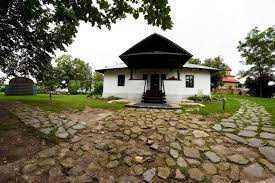 În anul 1934, casa a fost reconstruită pe același loc, acolo fiind inaugurat în 1940 primul muzeu memorial dedicat marelui poet. Casa Mihai Eminescu Din BotoÈani Planiada