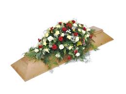 Download and listen online suchen sie nach vogel mit blume.danke. Sarggesteck Helle Blumen Und Rote Rosen Fotschl Blumen Wien Gartnerei Wien Trauerfloristik Kranze Buketts Sarggestecke Urnenschmuck Grabpflege Wien Zentralfriedhof