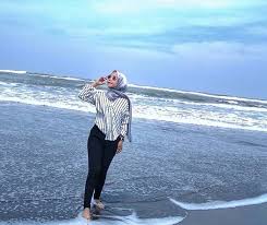 Bergeser sedikit ke timur, ada pantai cemara sewu yang memiliki daya tarik berupa hamparan pohon cemara. Pantai Cemara Sewu Bantul Yogyakarta Bantul Daerah Istimewa Yogyakarta