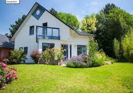In bevorzugter ruhiger wohngegend in idyllischer landschaft mit fernsicht liegt dieses 1977 erbaute haus. Haus Kaufen Lugde Hauser Kaufen In Lugde Bei Immobilien De